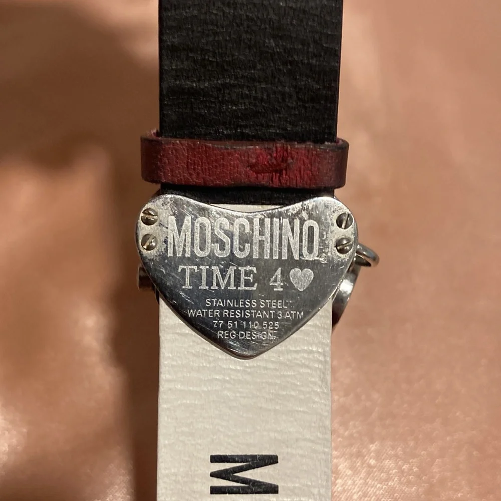 MOSCHINO heart-shaped watch with peace sign charm and red shiny strap - Picture 4 of 12